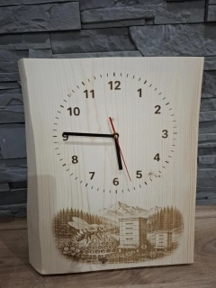 Gravírované masivní nástěnné hodiny