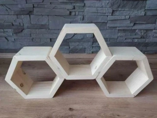 Včelařská dřevěná polička hexagon